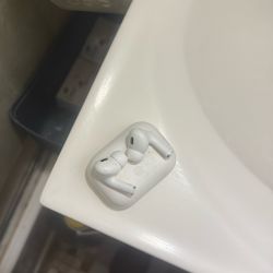 AirPod Pro 2 (damaged)with Replacement Case 