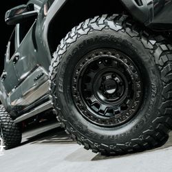 KMC Tank Beadlock 17x9 -15 6x5.5