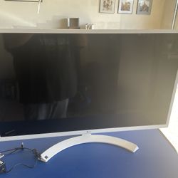 LG 32” Monitor With Wireless Keyboard 