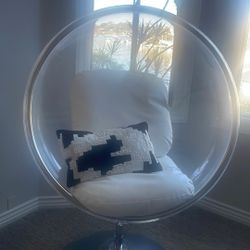 Beautiful hanging bubble chair