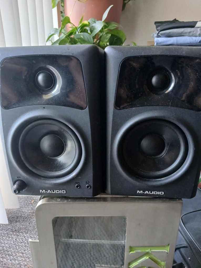 M Audio Bookshelf Studio Monitors # Av42 Asking $50 OBO