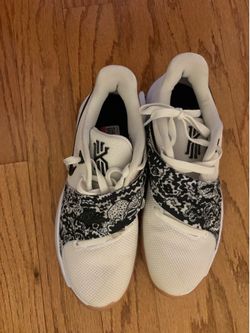 Kyrie 4 black white gum