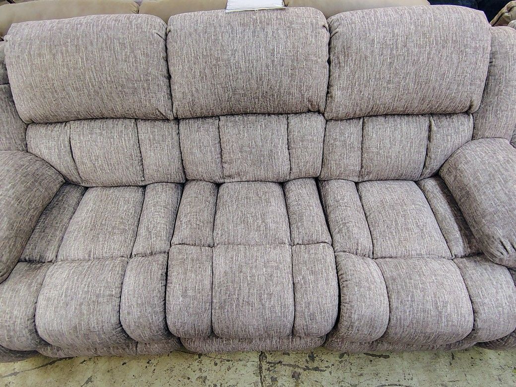 Beautiful 2 Piece Reclining Set!