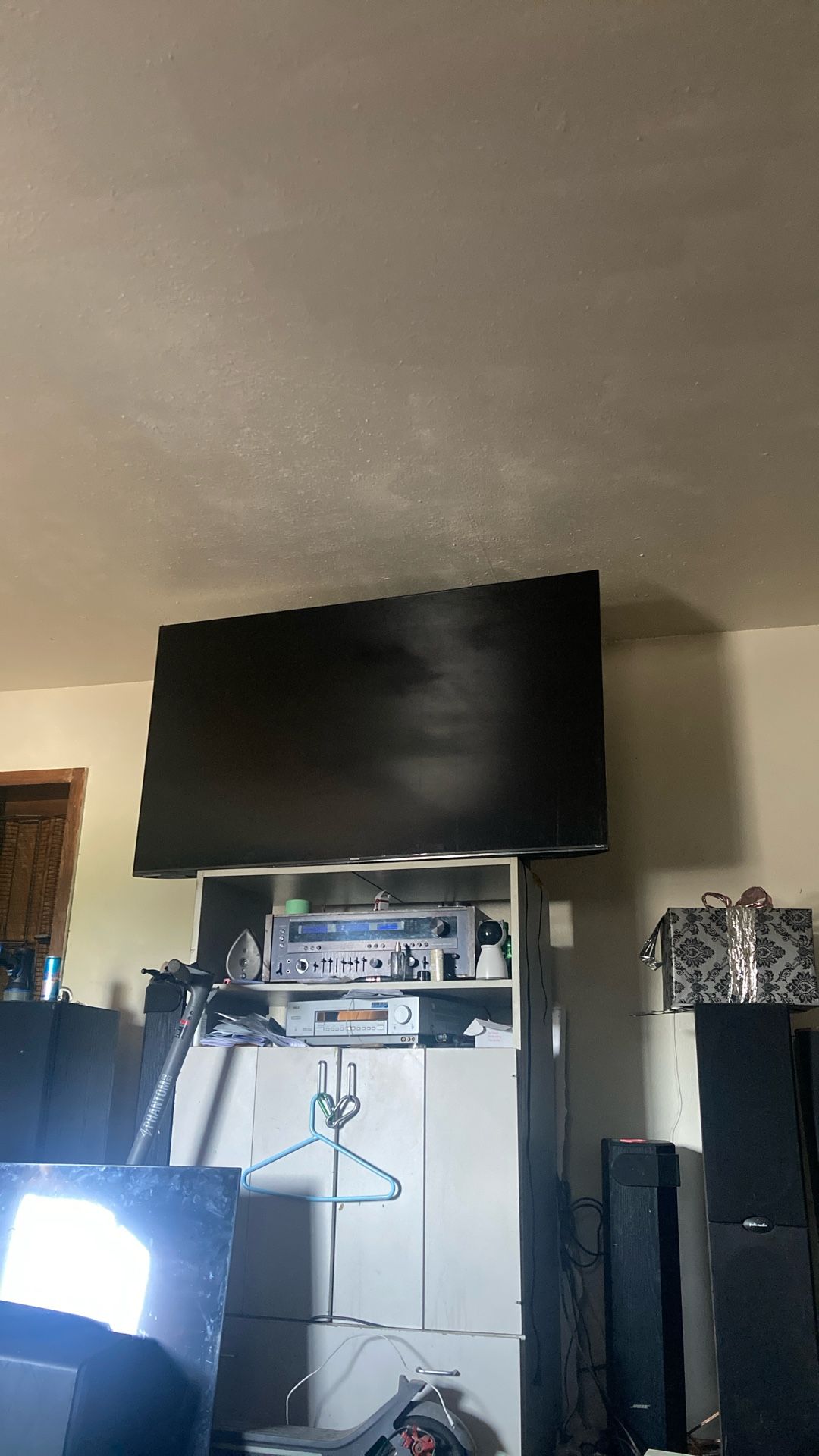64 Inch Smart TV 4k Apple Airplay, roku, Netflix, Hulu Etz