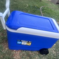 IGLOO  WHEELIE COOLTH 38  MADE IN THE  PRECHILL YOUR COOLER AND CONTENTS FOR BEST RESULTS  COOLER TIP  TOW HANDLE  WHEELED COOLER  38