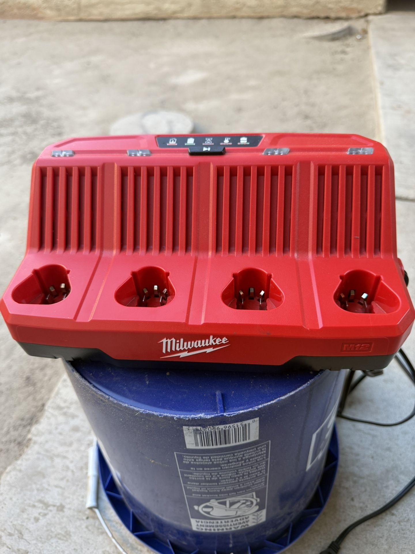 M12 4-Port Charger