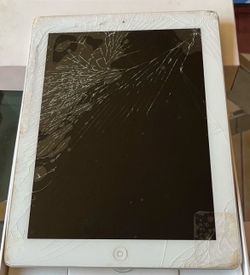 Pre Owner IPad ( Need Screen Repair) Work Perfect  SALE $50 🍀