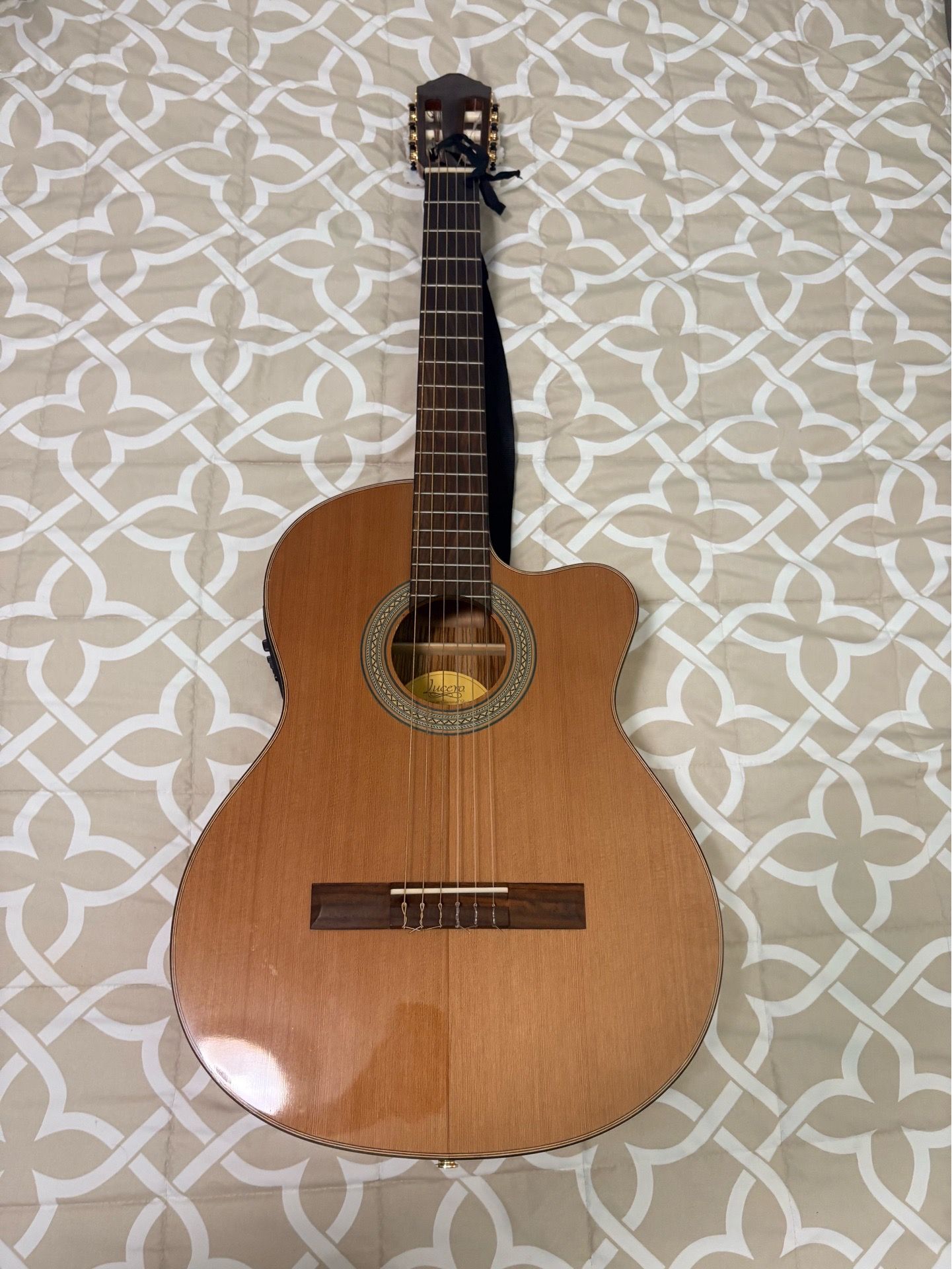 Lucero LC235SCE Acoustic-Electric Classical Guitar Cutaway
