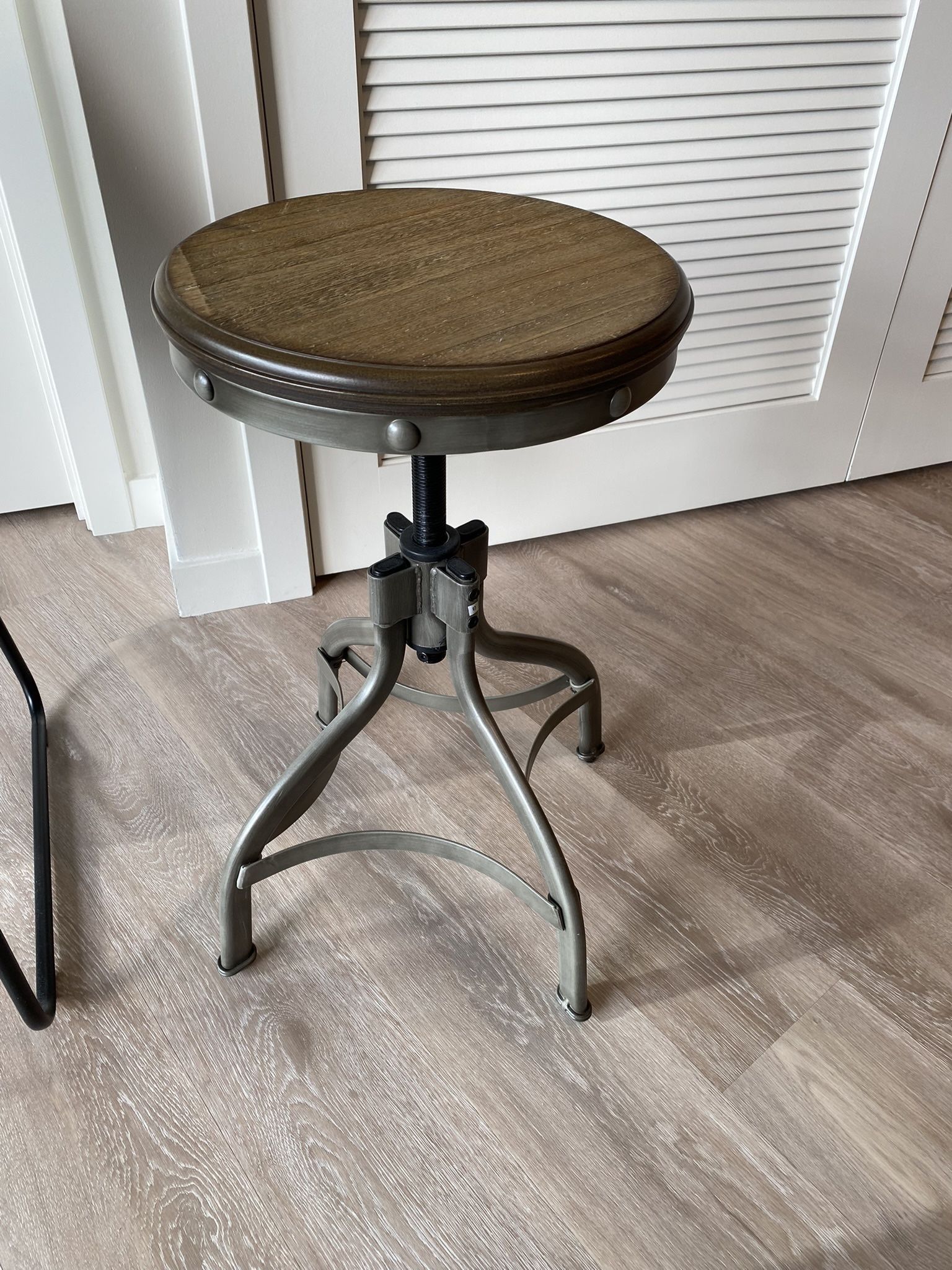 Stool (height adjustable)