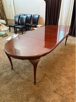 Dining table with removable leafs