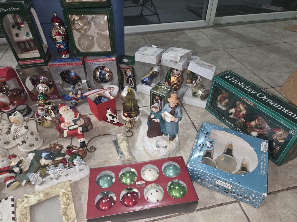 BIG BUNDLE OF ASSORTED CHRISTMAS ORNAMENTS AND DECORATIONS ALL FOR $59