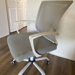 White and Gray game chair 