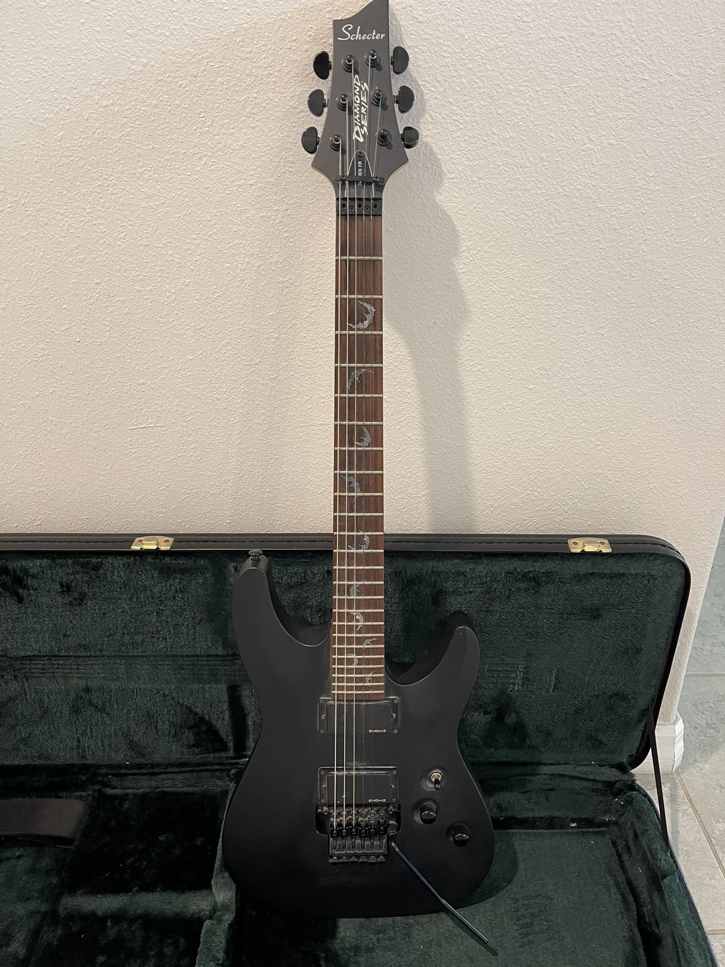Schechter Diamond Series Damien-FR Guitar & Behringer GMX212 Double Amp