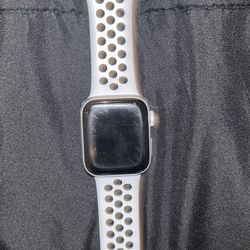 Nike Apple Watch Series 4 (GPS+ Cellular)