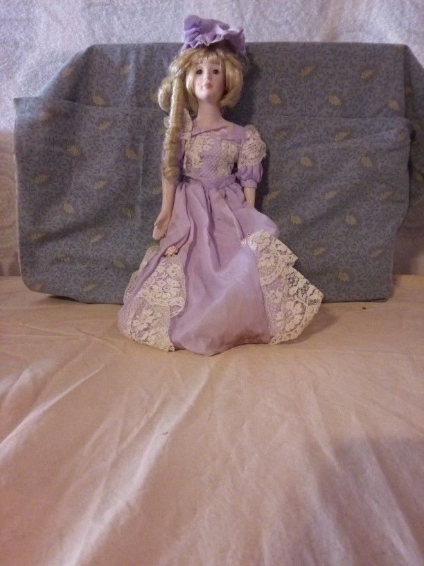 1989 Heritage Mint 15"Victorian Porcelain Doll