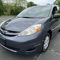 2010 Toyota Sienna LE Very Low Miles Mint Condition