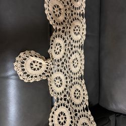 CROCHETED DRESSER/ FIREPLACE MANTEL SCARF. VINTAGE. PRELOVED. 