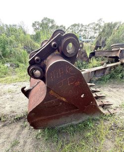 60902D5 EXCAVATOR BUCKET JOHN DEERE 45" 5 TEETH DIGGING BUCKET.