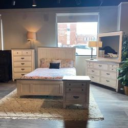 King farmhouse bedroom set. Pricing and description