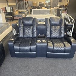 USED. LOVE SEAT W/CONSOLE. Retain Price New $1,100*Storage Arms Cup Holder USB Ports 