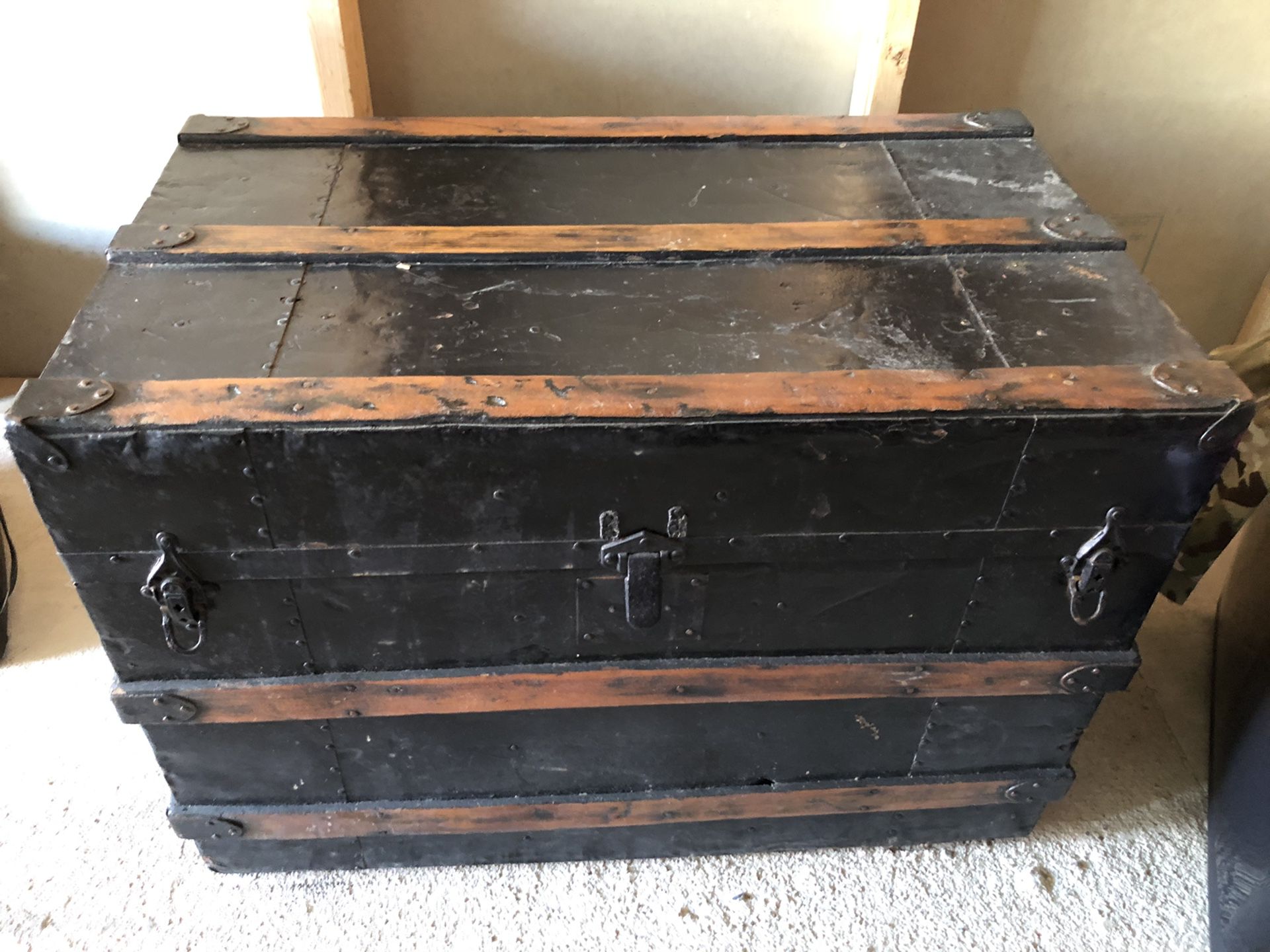 Large vintage trunk. Great condition. $50