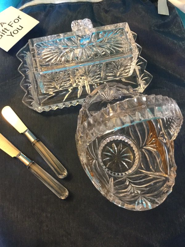 Crystal Basket & Crystal Butter dish & knifes / each $25 🛍🌸🌷