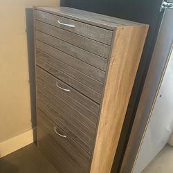Shoe storage cabinet