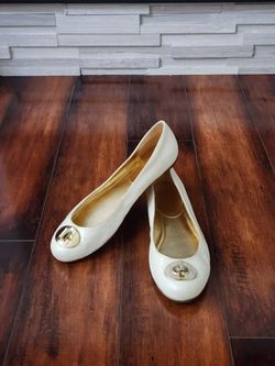 Coach White Patent Leather Ballet Flats with Gold Turnlock – Women’s 9