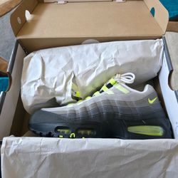 NIKE Air Max 95 Neon