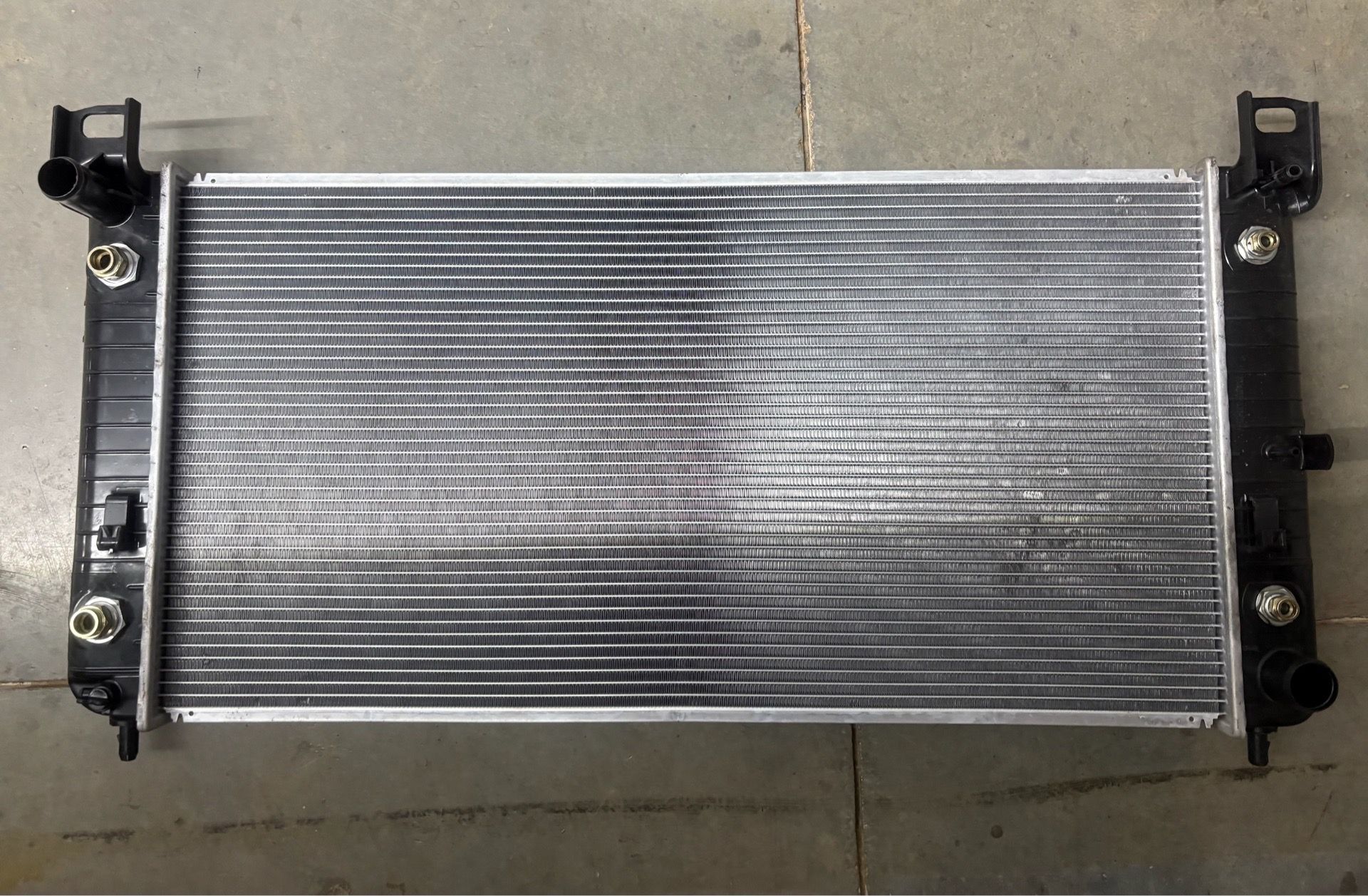 Radiator w/ Oil Cooler for Chevy Silverado 2500/3500 GMC 2001-2002 8.1L 1(contact info removed)