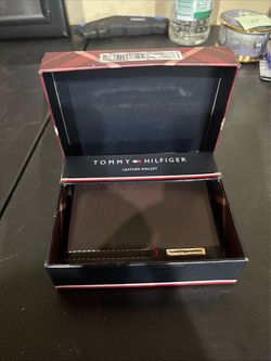 Tommy Hilfiger Men’s Brown Leather Bifold Wallet 31HP220152 Gift Box