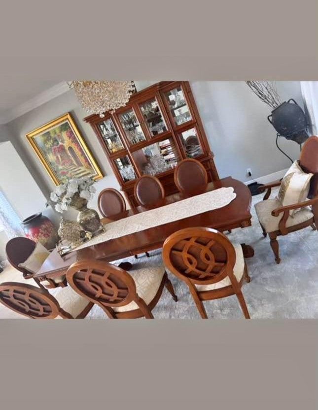 Dinning Room Table And 8 Chairs And A Hutch 