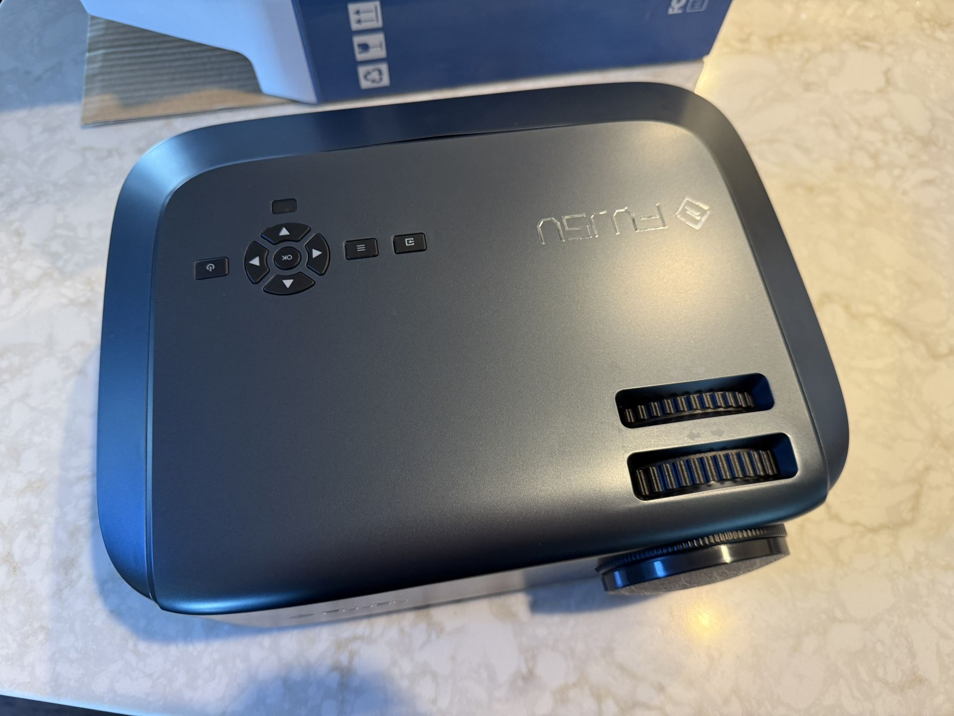 FUJSO Video Projector