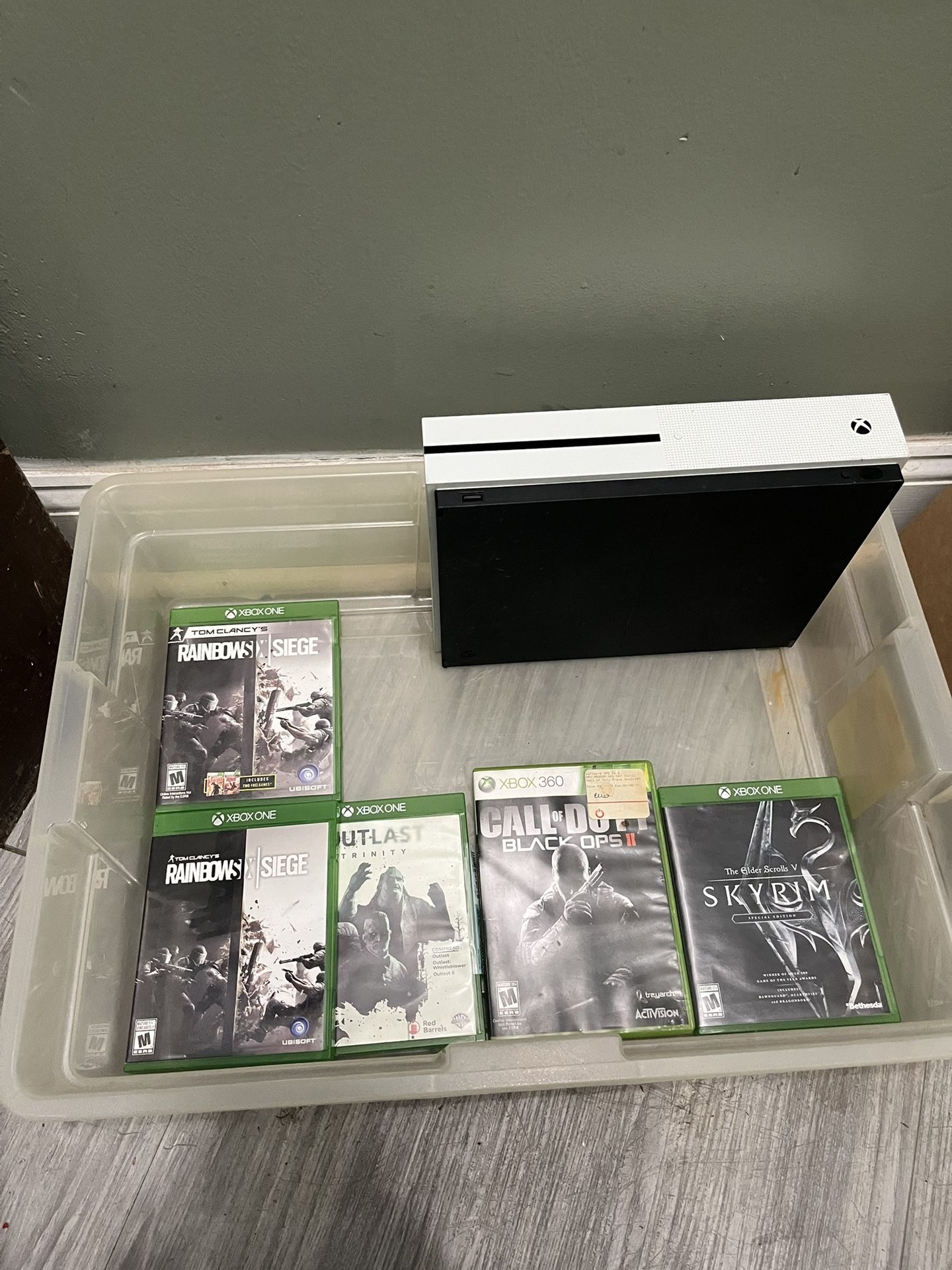 Xbox 1 With Games And Controllers