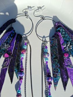 Earings:  Purple contrast color: teal green