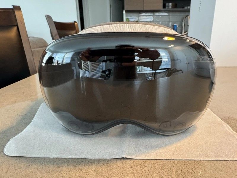 Apple Vision Pro VR Headset 1TB w/ Light Seal-33W/Solo Knit Band-S - Excellent