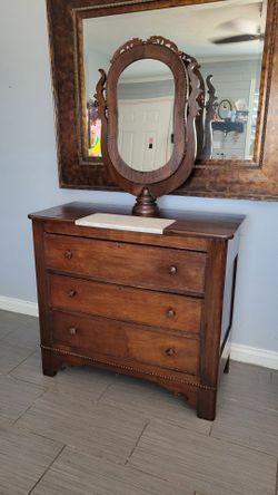 BEAUTIFUL SOLID WOOD 19TH CENTURY VICTORIAN WALNUT DRESSER WITH OVAL MIRROR