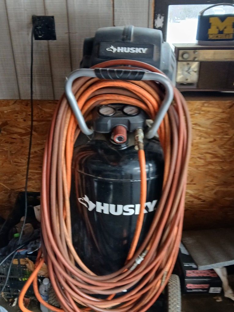 Husky 1.7 Hp 33 Gallon 165 Psi Rolling Stand Up Air Compressor
