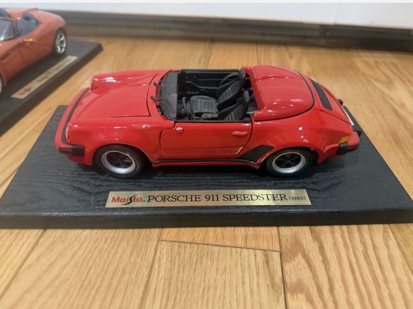 Maisto Porsche 911 Speedster 1989 1:18 Diecast Car Red On Stand