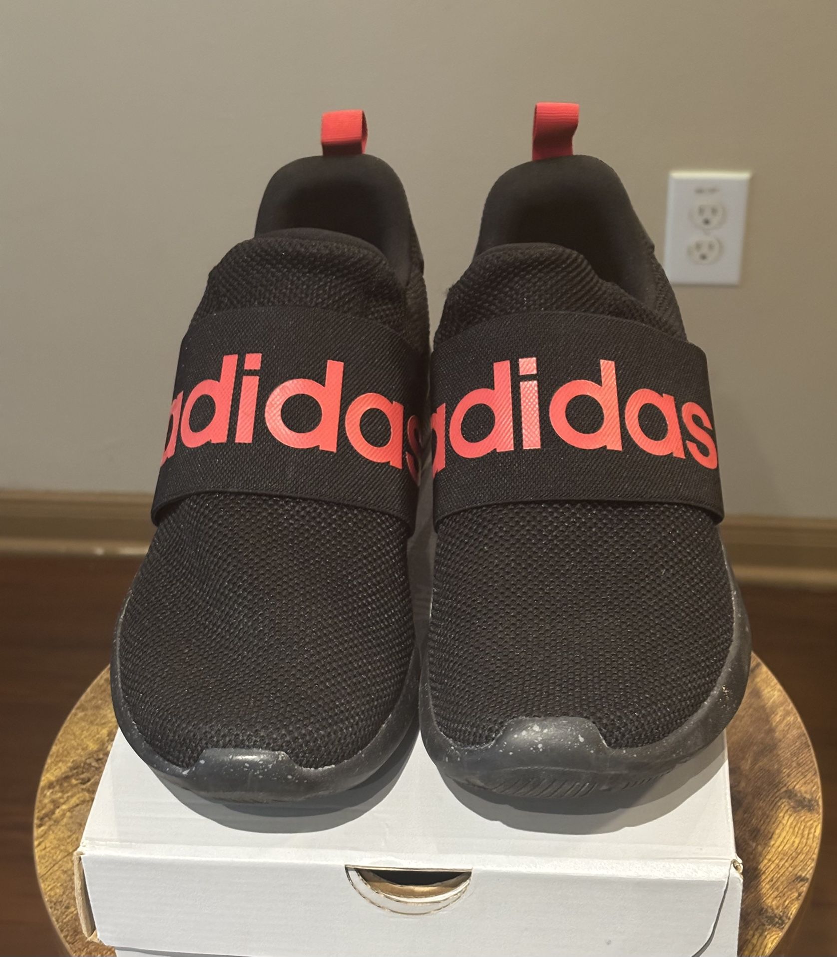 Men's Adidas Comfort Foam Black Red size 10.5 / Excellent Condition without box