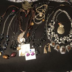 Fashion Jewelry Lot Of 18 ~ 8 Necklaces, 6 Bracelets, 4 Sets Of Earrings