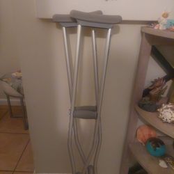 Adjustable crutches like new