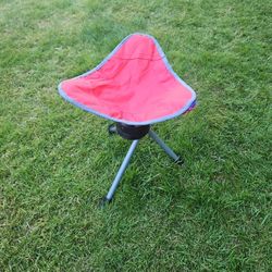 360 Degree Swivel Tripod Stool For Kids Or A Small Butted  Adult, Please Read Updated Post.
