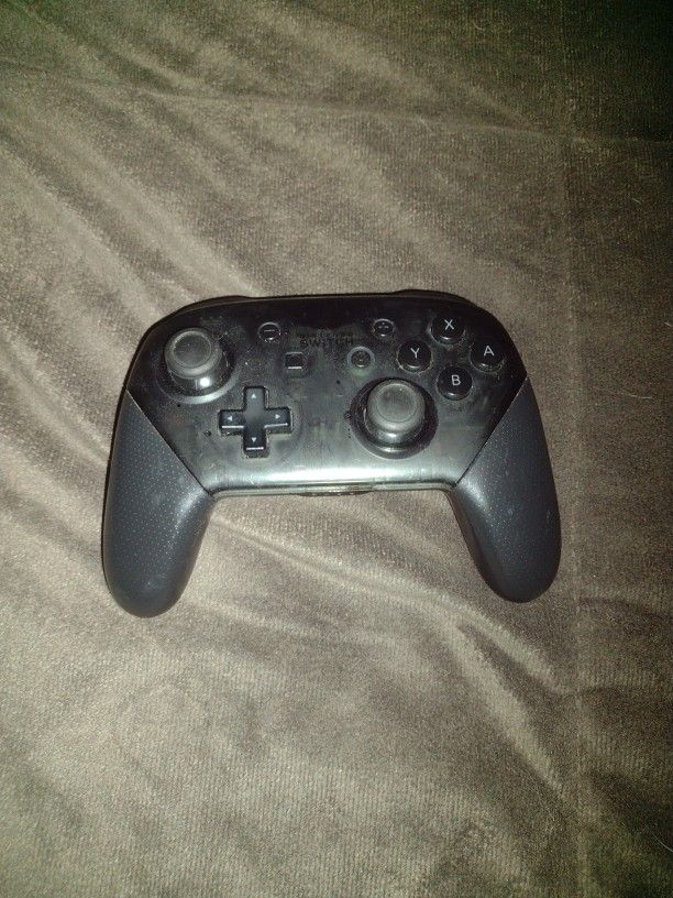 NINTENDO SWITCH PRO CONTROLLER