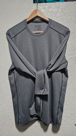 Patagonia T Shirt Medium Capilene Midweight Polartec 44425 Gray Long Sleeve Base. This Patagonia T-shirt in size M is perfect for any outdoor activity