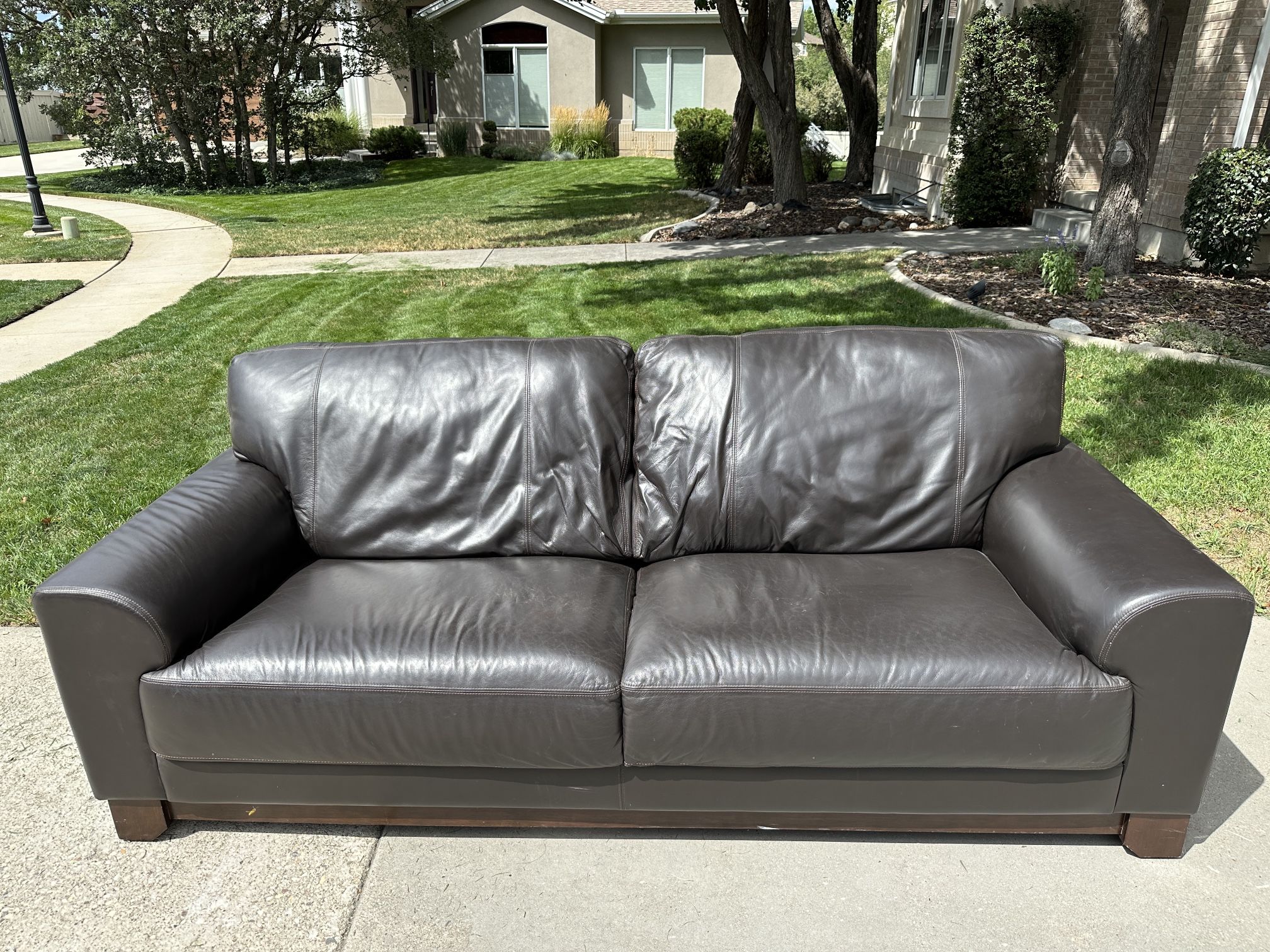 FREE DELIVERY Beautiful Leather Couch