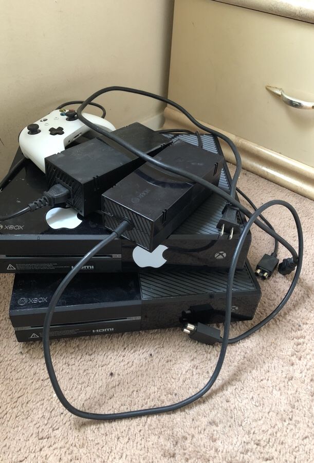 2 Xbox’s for the price of 1 . (Barely used) Seperately 110 each .