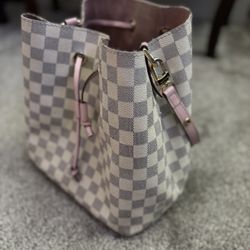 Brand New Louis Vuitton Bag Only Worn Once In Great Condition