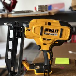 DEWALT 20V MAX XR 16-Gauge  Cordless Finish Nailer 