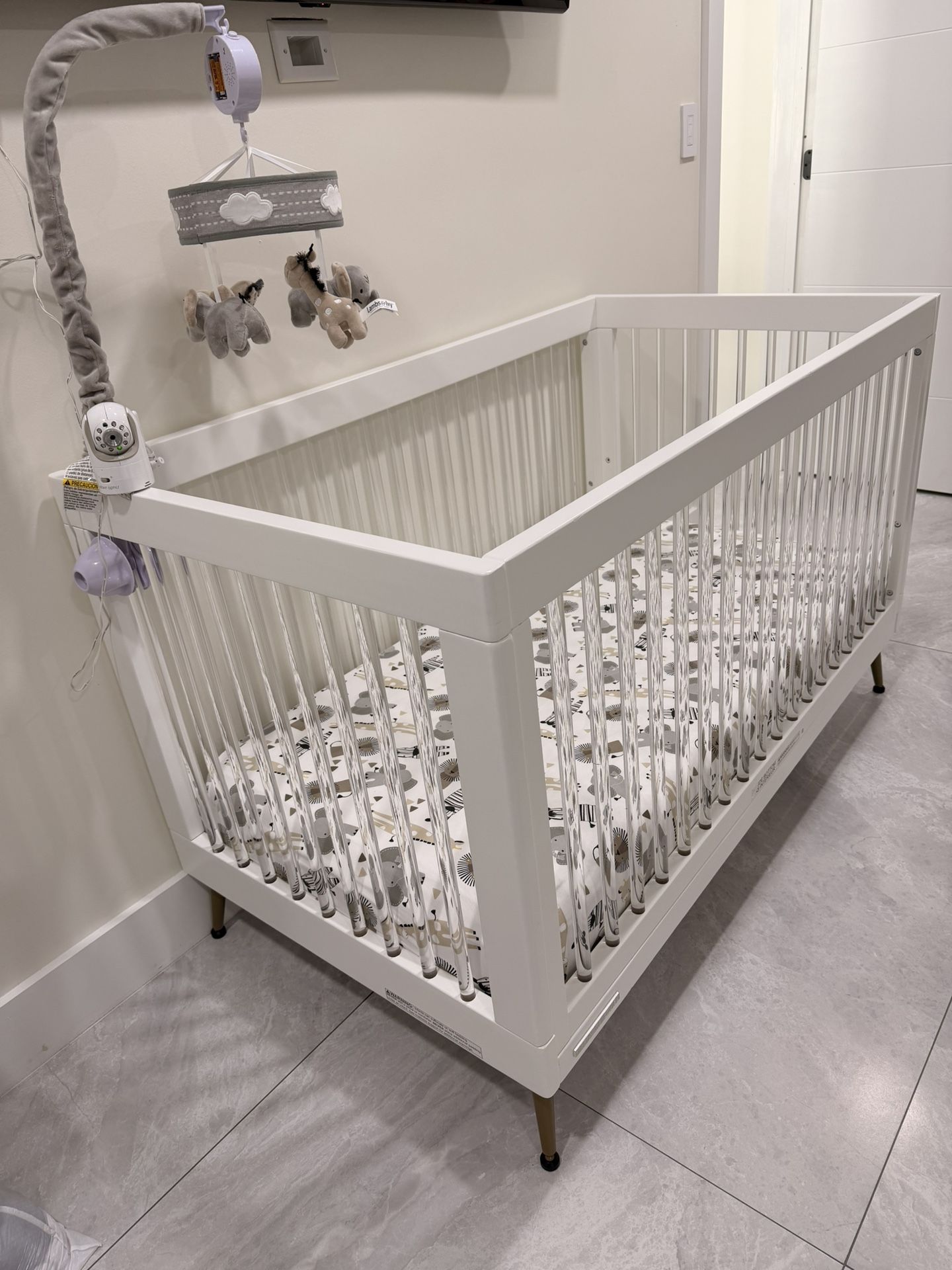 DELTA CHILDREN CRIB